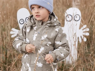 Barn iført MarMar Copenhagen Osak jakke moomin med praktiske detaljer