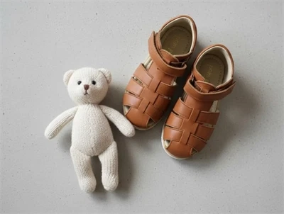 Pom Pom sandal camel med velcro