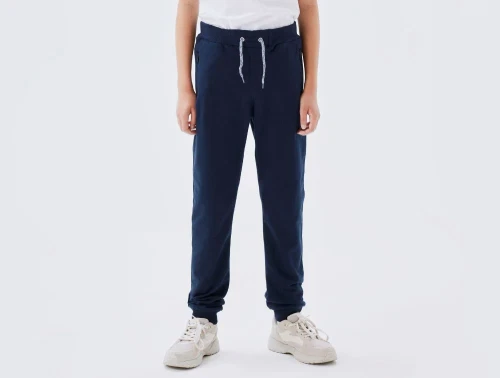 Dreng iført mørkeblå sweatpants fra Name It med rib og snøre