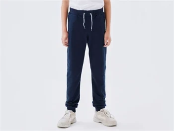 Dreng iført mørkeblå sweatpants fra Name It med rib og snøre