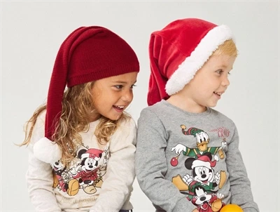 Børn iført Name It nissehue i jester red