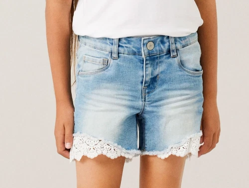 Name It shorts blå denim på model med blondekant