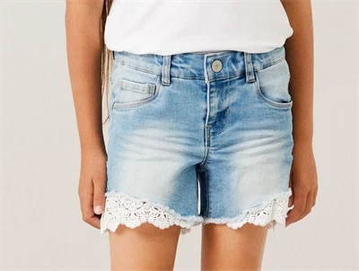 Name It shorts blå denim på model med blondekant