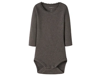 Name It body i brun nuance med blondekant ved halsen