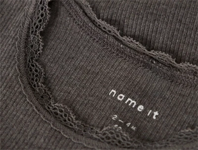 Name It body i brun nuance med blondekant ved halsen