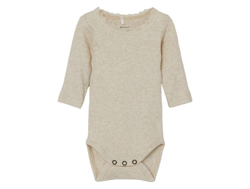 Name It body i råhvid nuance med blondekant ved halsen