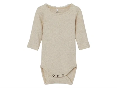 Name It body i råhvid nuance med blondekant ved halsen