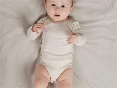 Name It body i råhvid nuance med blondekant ved halsen