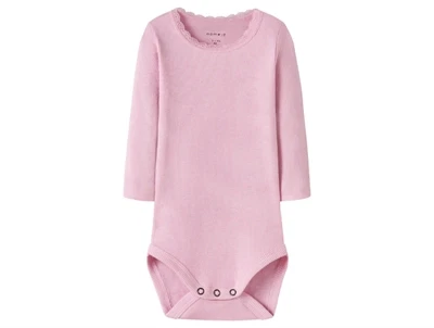 Name It body i lyserød nuance med blondekant ved halsen