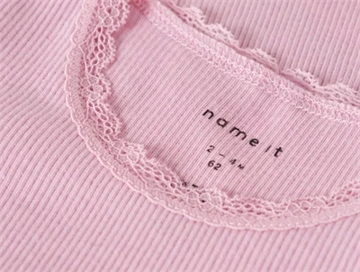 Name It body i lyserød nuance med blondekant ved halsen