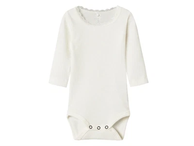 Name It Baby body i cloud dancer med blondekant