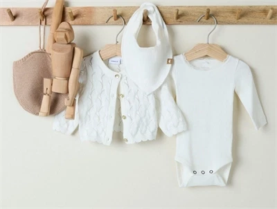 Name It Baby body i cloud dancer med blondekant