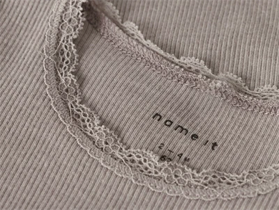 name it body i grå nuance med blondekant