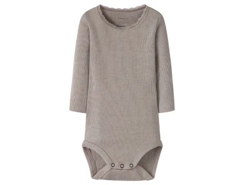 name it body i grå nuance med blondekant
