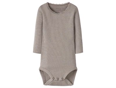 name it body i grå nuance med blondekant