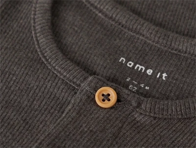 Name It body i brun nuance med knapper foran