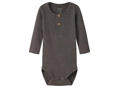 Name It body i brun nuance med knapper foran