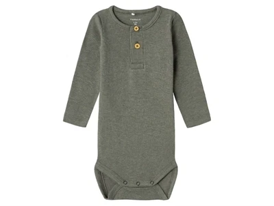 Name It body dusty olive melange med knapper