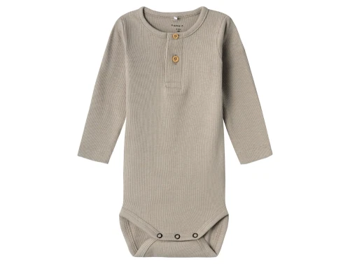 Name It body i lys beige nuance med knapper foran