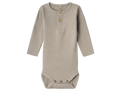 Name It body i lys beige nuance med knapper foran