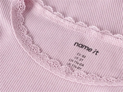 Name It bluse fragrant lilac med blondekant
