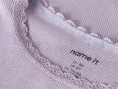 Name It bluse lavender gray med blondekant