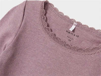 name it ribbluse elderberry melange med blondekant detalje