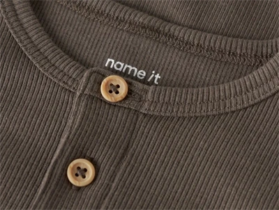 Name It bluse morel med knaplukning