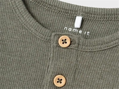 name it ribbluse dusty olive melange med knapper forfra