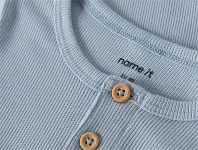 Name It rib t-shirt blue fog med knapper ved hals