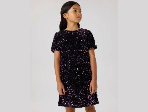 Pige iført Name It pailletkjole i byzantium