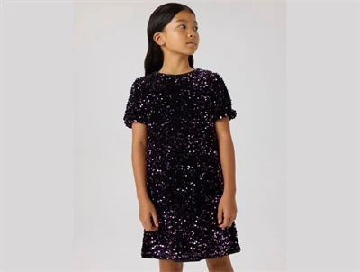 Pige iført Name It pailletkjole i byzantium