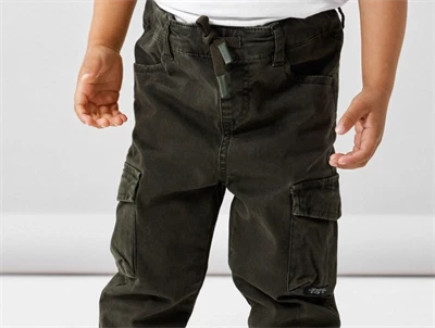 Name It cargo bukser i mørkegrøn nuance med lommer