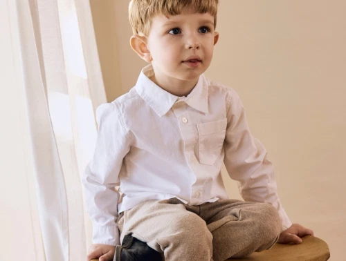 Dreng iklædt Name It hvid skjorte til børn med knaplukning