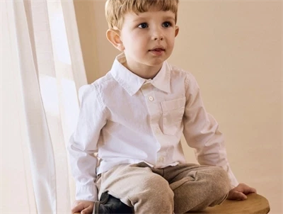 Dreng iklædt Name It hvid skjorte til børn med knaplukning