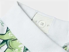 nærbillede af justerbar elastik i hvid name it knee trousers med dinosaurprint
