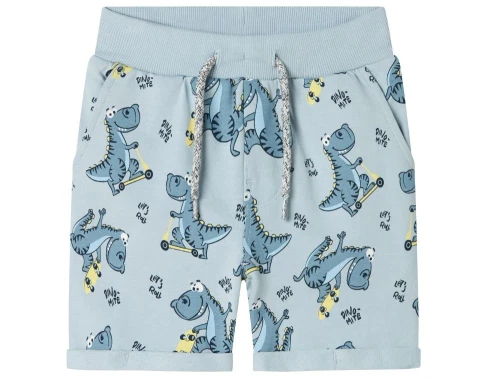 name it shorts i lyseblå med print af dinosaurer på løbehjul, set forfra