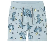 name it shorts i lyseblå med print af dinosaurer på løbehjul, set forfra