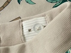 nærbillede af justerbar elastik i beige name it shorts med palmeprint