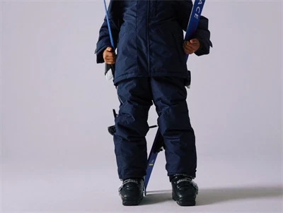 Name It skibukser dark sapphire med justerbare seler brugt af barn med ski