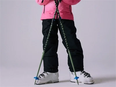 Barn iført sorte Name It skibukser til ski