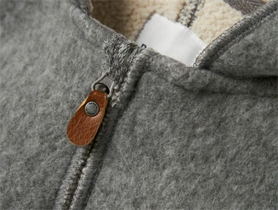 Detalje af lynlås på Name It babydragt light grey melange