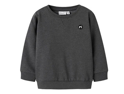 name it sweatshirt dark grey melange med badge forfra
