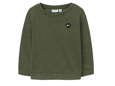 name it sweatshirt dusty olive med badge forfra