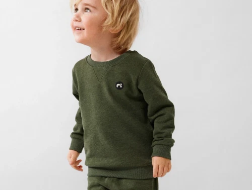 dreng iført name it sweatshirt dusty olive med badge