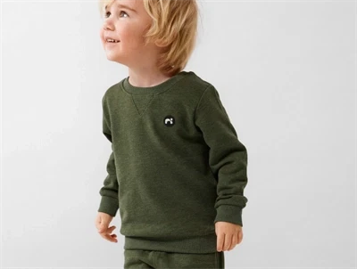 dreng iført name it sweatshirt dusty olive med badge