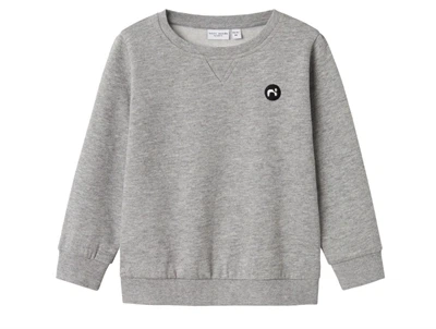 name it sweatshirt grey melange med badge set forfra