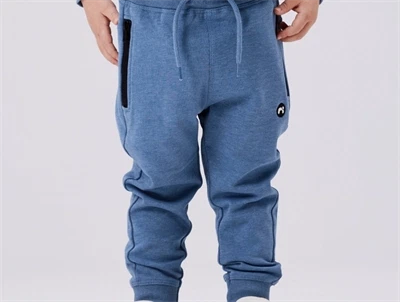 dreng iført name it sweatpants coronet blue med lynlåslommer