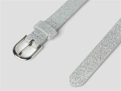 Detalje af spænde på Name It bælte sølv med glimmer