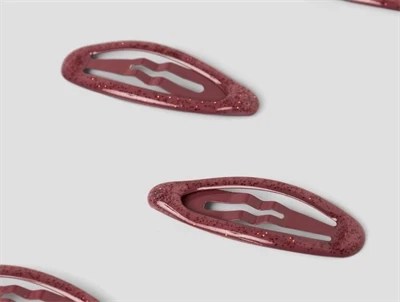 Detalje af burgundy glimmer hårspænder fra Name It